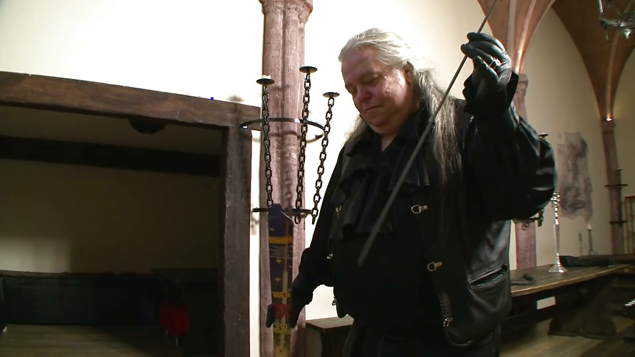 Geketende Slaaf Gepijnigd Met Vuurspel Vonken En Brutaal
