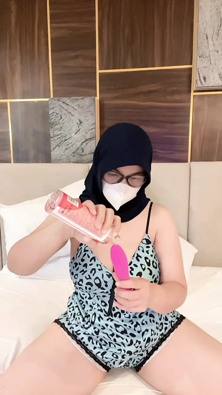 我的女孩穿着诱人的睡衣在床上玩耍