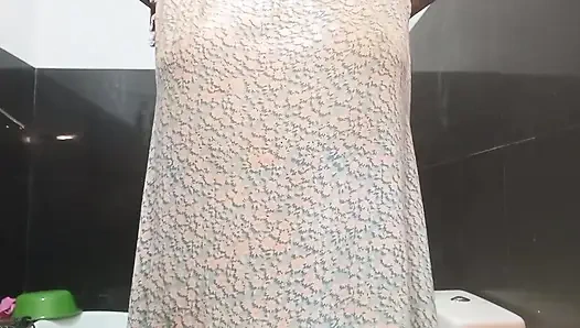 Sri Lankalı aktris Anne banyoda geceleri amcığı ve büyük doğal göğüsleriyle oynuyor