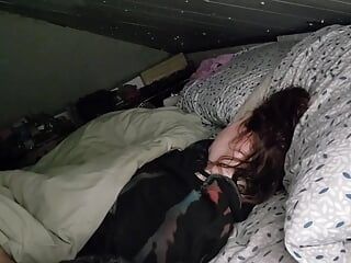 Condividere il letto con la sorellastra che adora scoparmi.