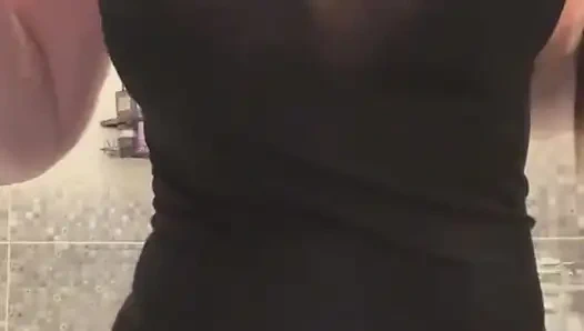 Büyük memeli genç üvey anne banyoda dildoyla sikişiyor