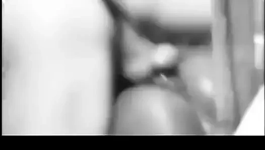 Ju pantera masukin kontol ke dalam pantatnya dalam adegan erotis kulit hitam dan putih ini