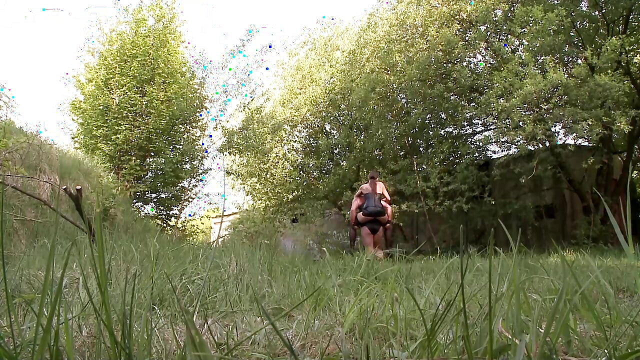 Herrin奴役男人并享受户外恋足癖