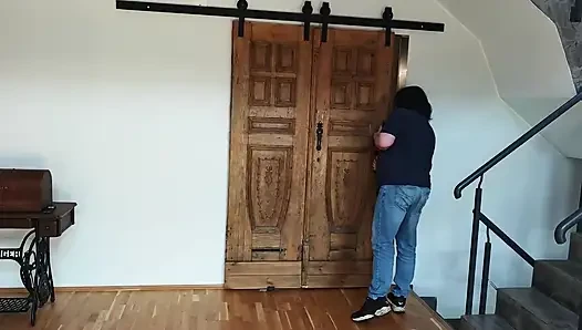 Bir Emlakçı Evli Bir Çiftin Tutkulu Seks Yaptığına Tanık Oluyor Ve Dolaptan Her Şeyi Izliyor.
