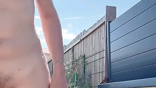 Klitorisimi bahçede ovuyor