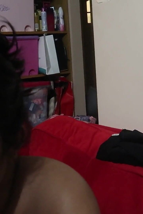 Chica indonesia con la boca abierta en eyaculación