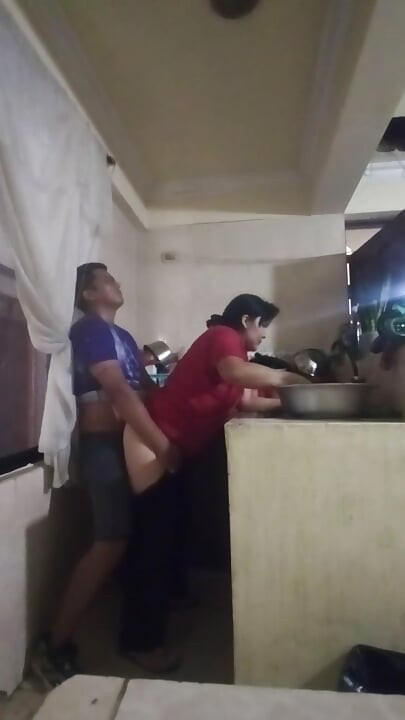 เย็ดสาวใช้ในห้องครัวเมื่อเมียฉันอยู่ในห้องนั่งเล่น