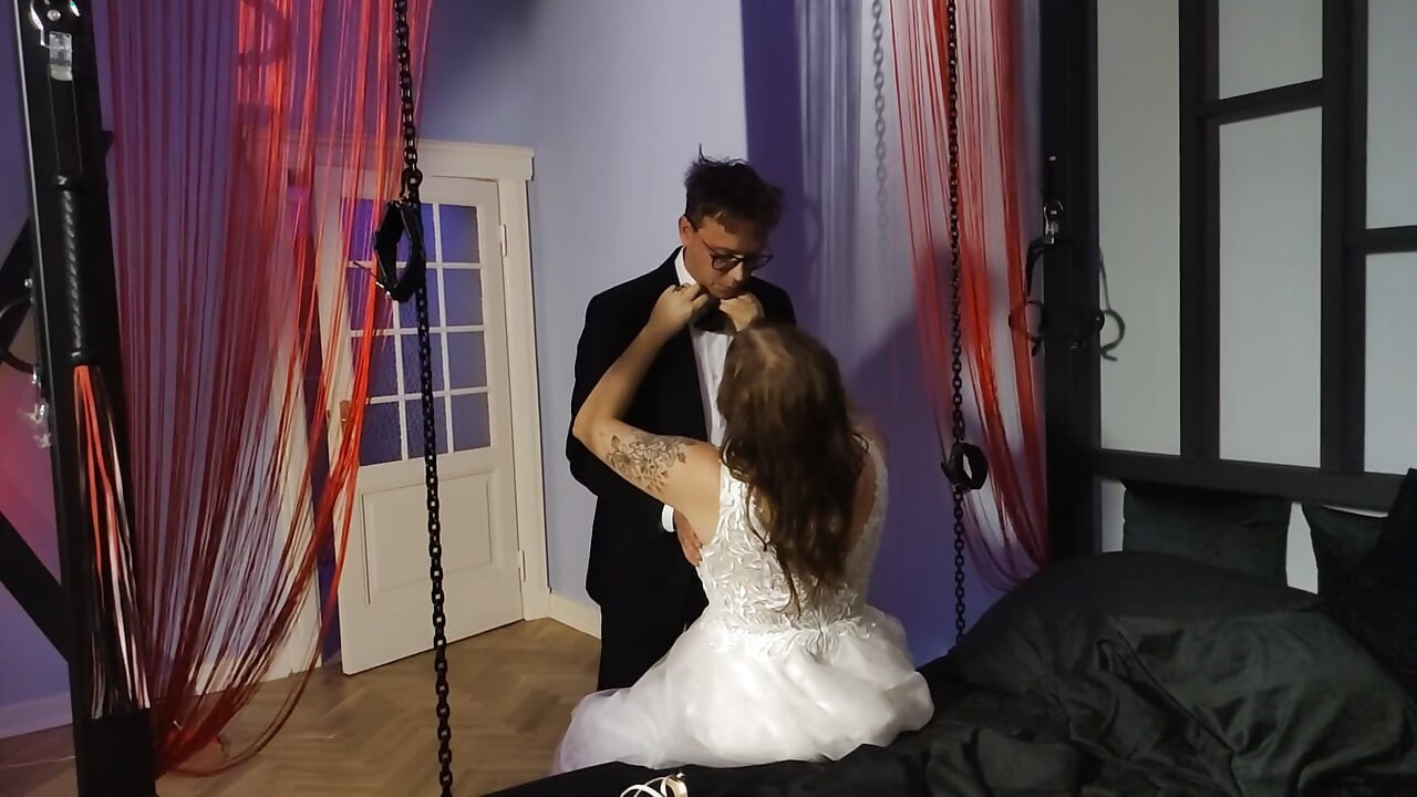 Noaptea nunții într-o cameră BDSM.