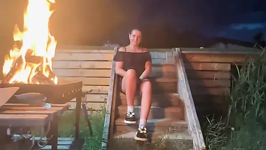 Merdiven ateşin yanında azdırıyor - sheer top, tanga ve yavaş dans