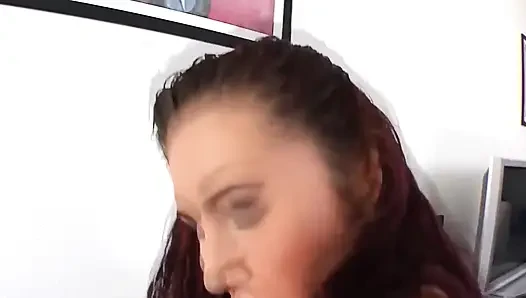 Горячей загорелой крошке с большими сиськами трахают жесткий большой член в ее бритую киску