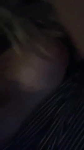Riley Jennings caresse sa chatte chaude et étroite