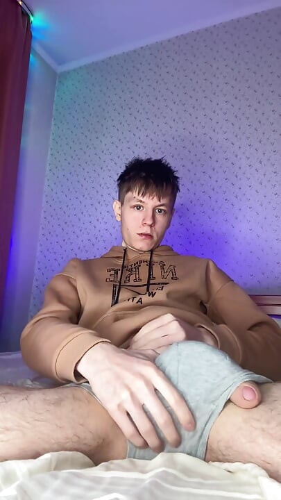 Mager Twink med en jätte kuk behöver allvarlig lättnad