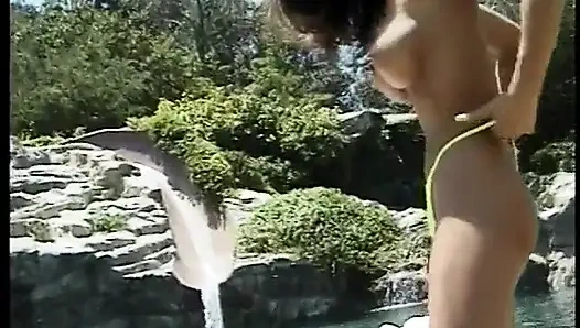 Memek cewek hot rambut cokelat ini dijilat sebelum ngentot di luar ruangan