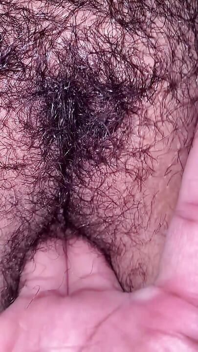Yatakta gece parmaklıyor ve ilk kez anal sikişiyor