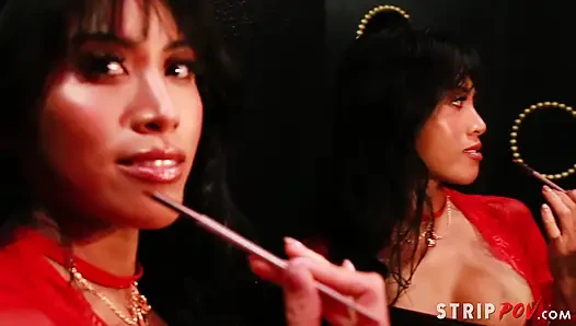 Ember Snow - kamera arkası striptiz