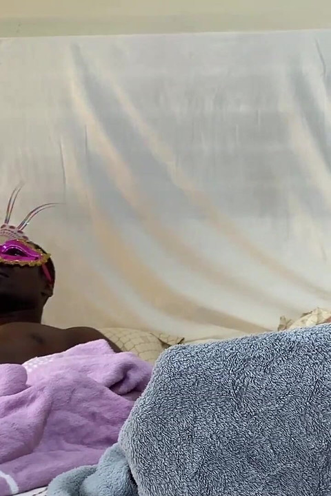 Nadržená manželka dvojitá penetrace velkým černým pérem a manželem, část 1