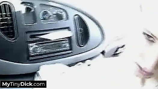 Возбужденная блондинка Vixen пытается сделать ему минет