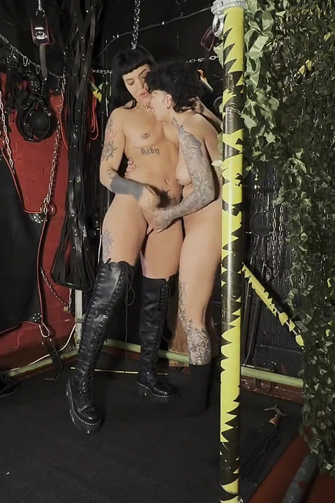 Hot Body Worship in Dungeon