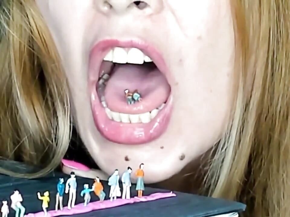 Ενδοσκόπηση!! Η Giantess κατάπιε 25 μέλη ταυτόχρονα