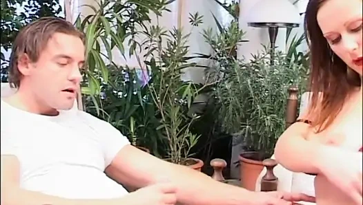 Harika azgın orta yaşlı seksi kadın götten sikiliyor ve büyük bir yarakla göt deliğine boşalıyor