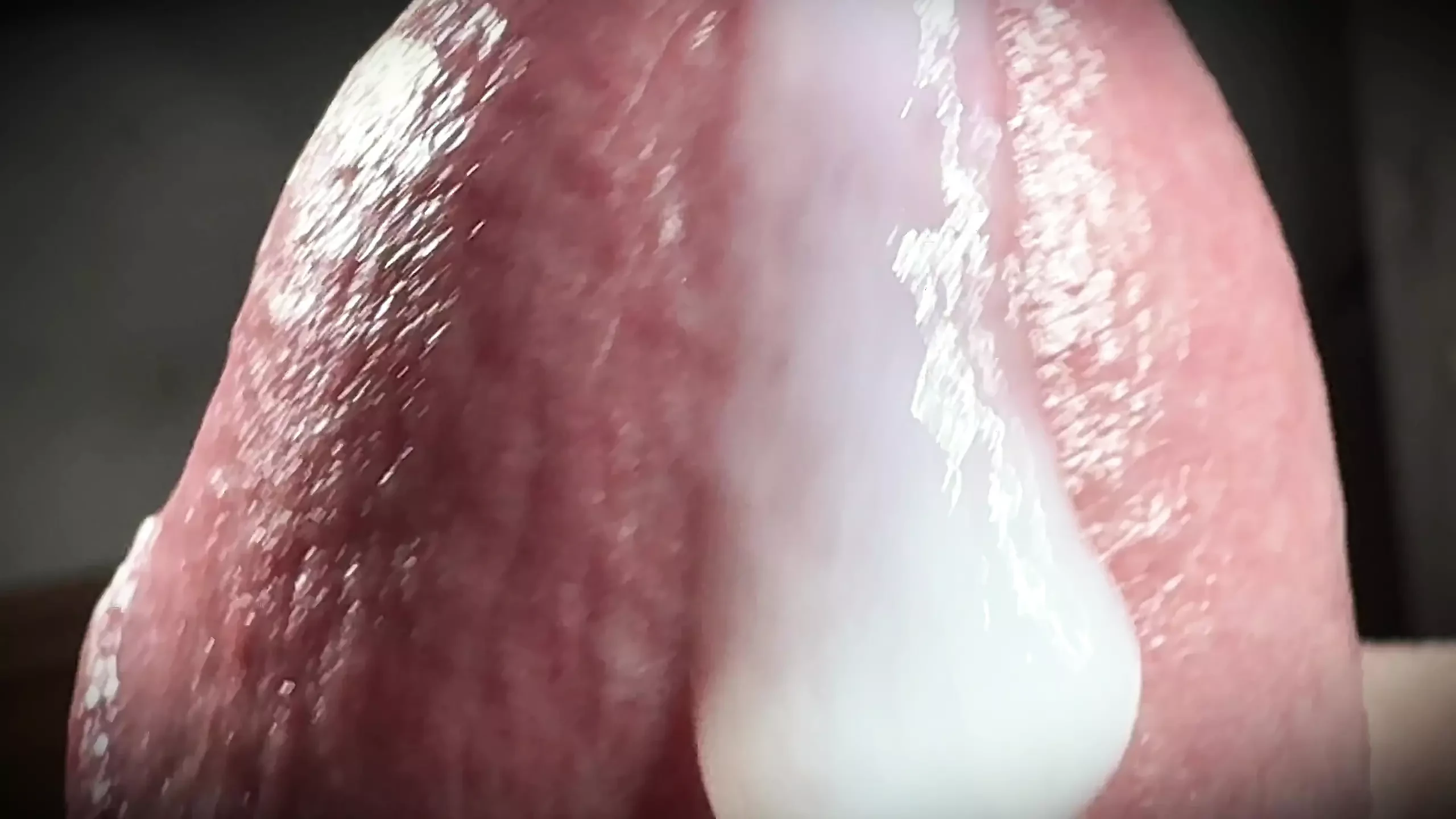 Grande pênis branco esguicha em closeup