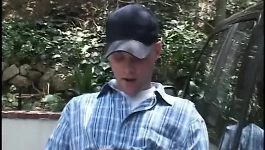 Аккуратно выбритую пизду милфу-блондинку трахает на лужайном стуле ебарь