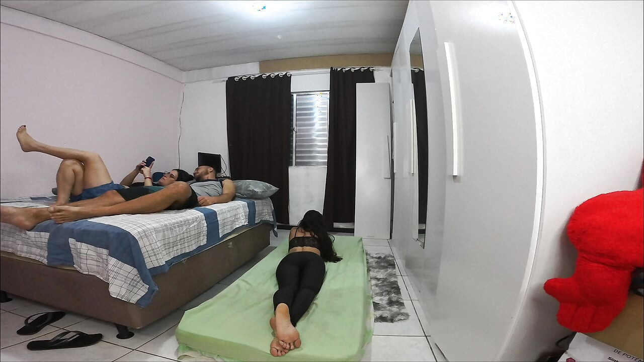 Vợ phải ở chung phòng với bạn của cô ấy