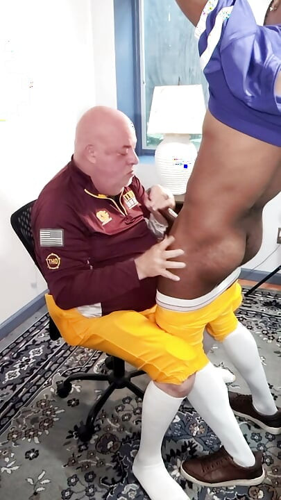 Coach inspecteert de penis van spelers vóór het grote spel.