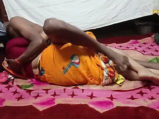 Desi bhabhi baise en levrette dans un sari