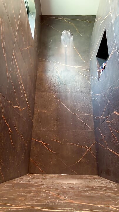 パパがシャワーで遊んでいる