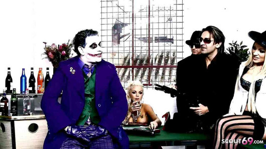 Le joker porno parodie, sexe en groupe avec 4 adolescentes parfaites