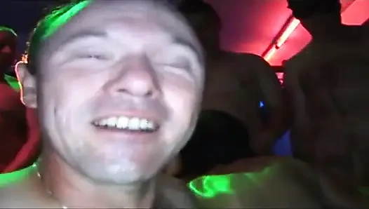 ıslak çifte penetrasyon çılgınlığı ile kaygan orta yaşlı seksi kadın grup seks