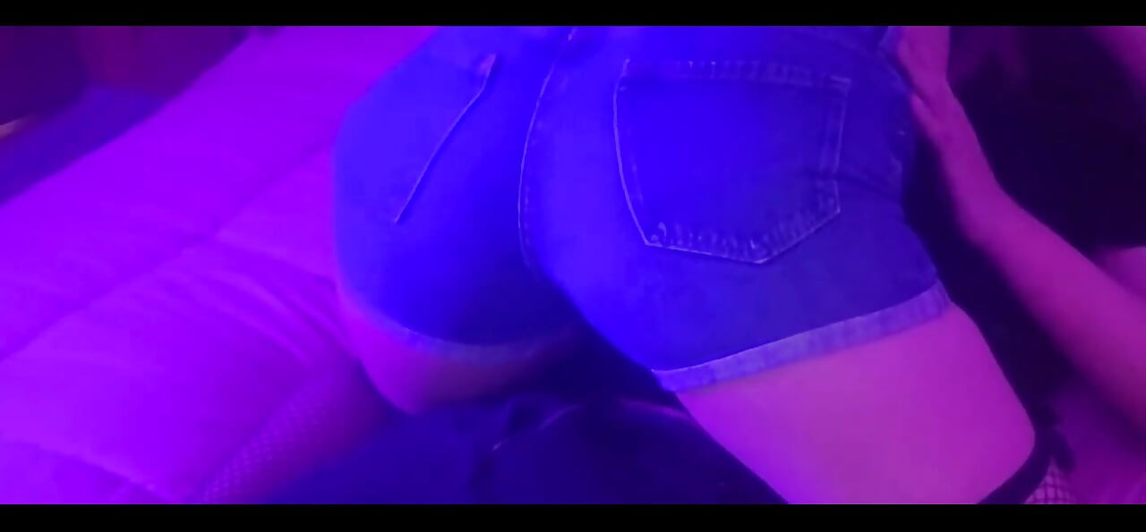 Ich habe ein mädchen aus meiner klasse überzeugt, mit ihrem tanga auf der seite zu kommen