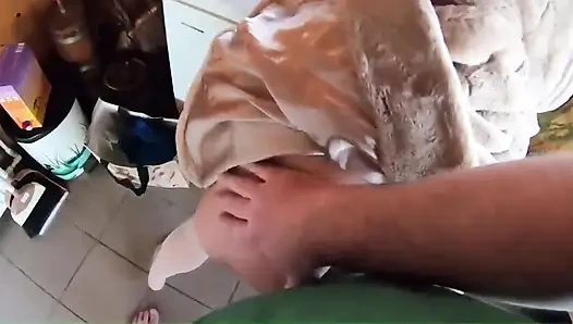 Altın elbise, kürk ve sigara içen kıllı amcık, derin sakso ve buzdolabında sert domaltma