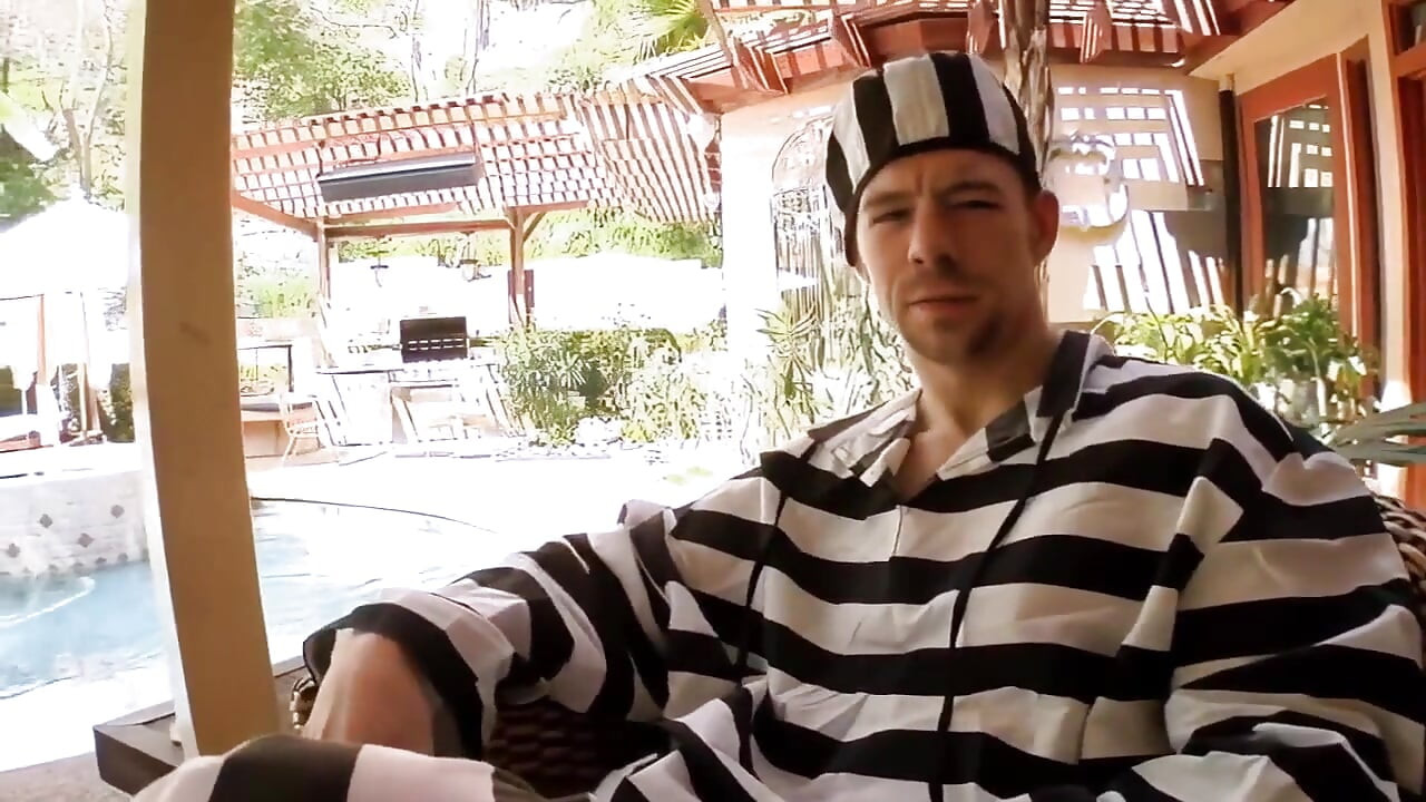 O blondă drăguță în lenjerie sexy cu țâțe mari este futută tare de trei tipi la piscină