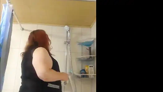 Смотри на меня, горячая жиробасина, принимаю душ.