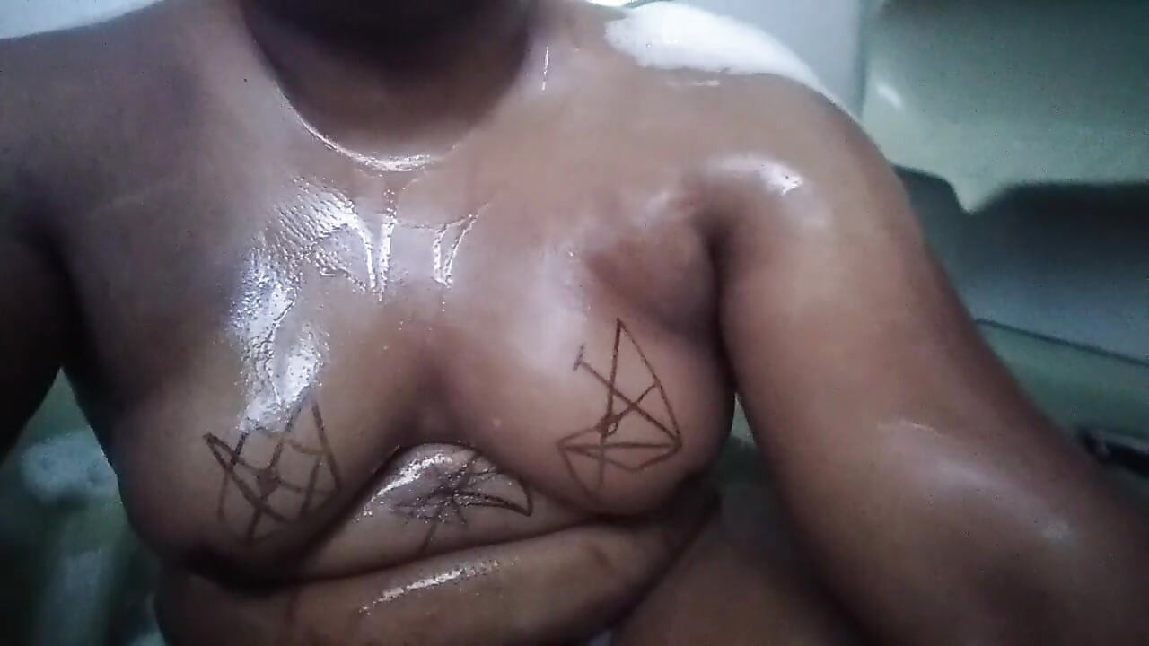 BBWエンビーは尿でシジルをチャージングし、バブルバスで遊ぶ