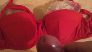 Pancutan mani pada bikini merah panas 80e 36dd