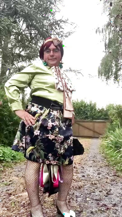 U outfitu s novom cvjetnom suknjom za večernji izlazak