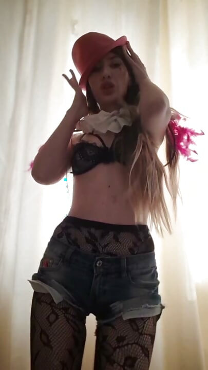 Na kolena, pogledaj moj ružičasti fedora i zapamti ko te poseduje večeras. Misliš da možeš da skrenes pogled? Pokušaj, izazivam te!