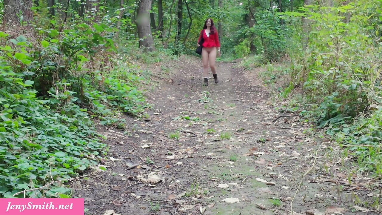 热辣熟女jenny Smit在树林里用假阳具肛交自慰