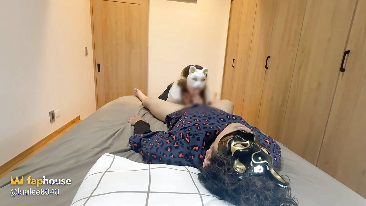 En gift kvinne nyter når elskeren hennes dekker ansiktet hennes med sæd