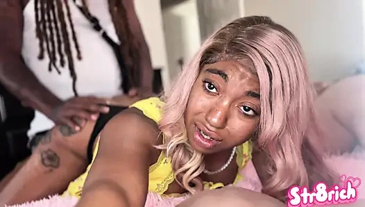 Aku dientot sama pacarku di kantor waktu ayah tiriku lagi ngangkang!