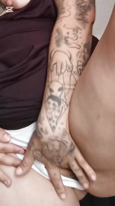 لاتينية ساخنة بمؤخرة عملاقة