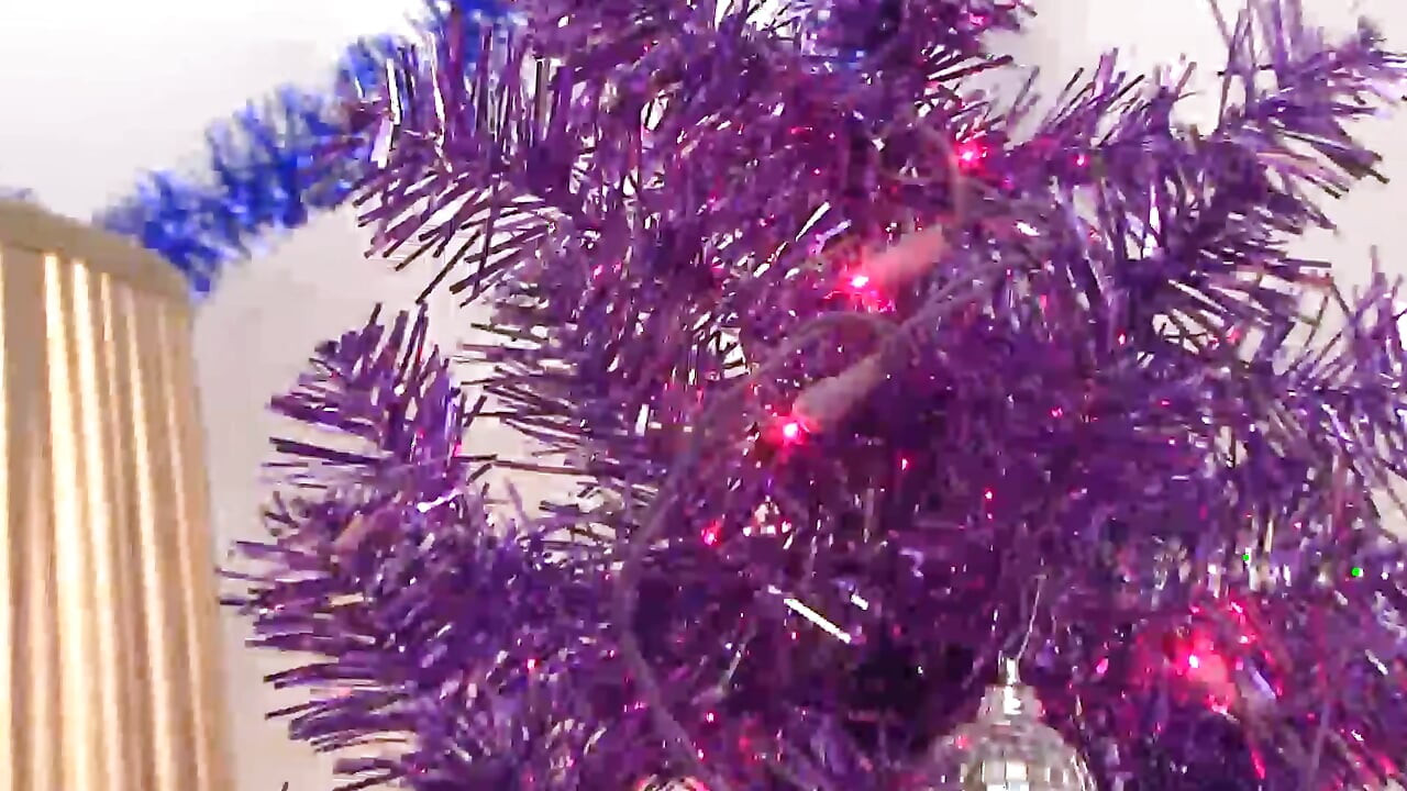 Noel Baba Noel tutkusunda ateşli sarışın bebeği yalıyor