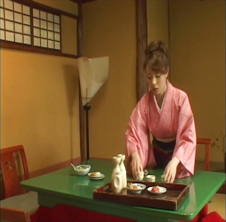 P128G02 La propriété d’un restaurant japonais traditionnel où une seule erreur déclenche une boucle de sensualité... Un drame érotique qui se déroule au début de l’ère Showa !