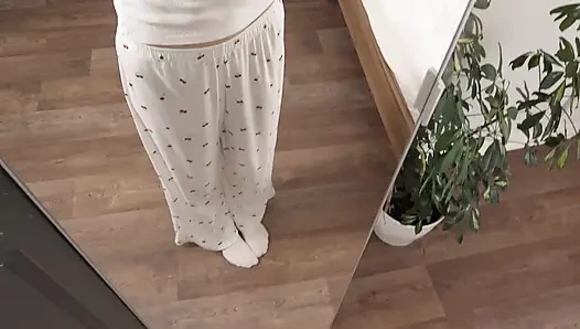 So liebt es, ein geiles mädchen, mit ihrer süßen feuchte muschi zu spielen