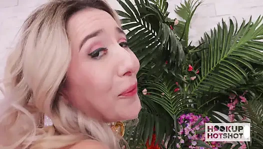 Zierliche süße shopia liebt es, von bryan doggystyle gefickt zu werden!