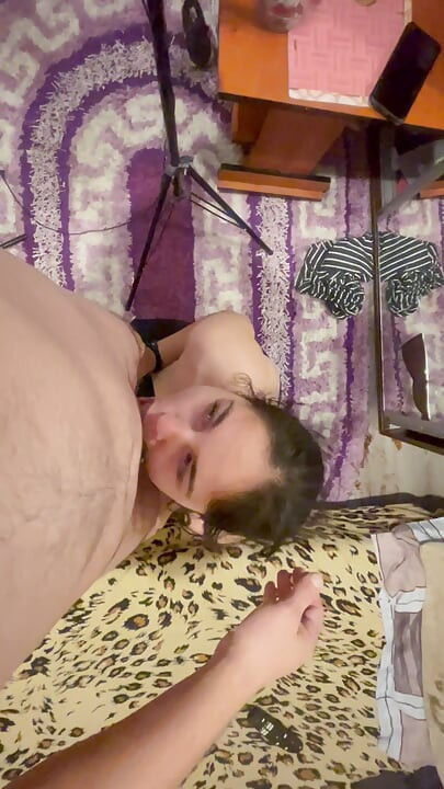 La hermanastra me da las gracias y me chupa la polla y se la traga toda