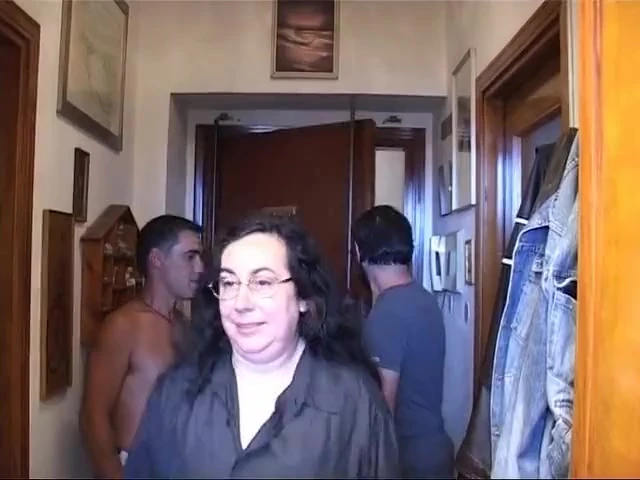 Olgun fahişe üçlü sekste sikiliyor.
